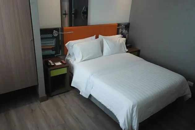 Oda, 1 Büyük (Queen) Boy Yatak, Sigara İçilmez, Buzdolabı