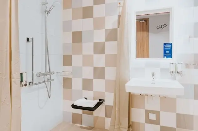 Standard Tek Büyük veya İki Ayrı Yataklı Oda, 1 En Büyük (King) Boy Yatak, Engellilere Uygun