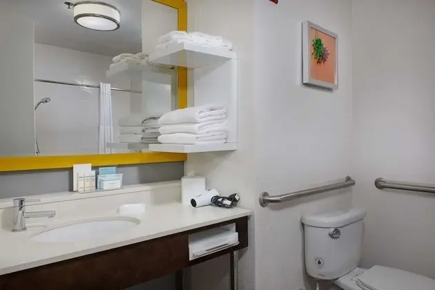 Oda, 1 En Büyük (King) Boy Yatak, Engellilere Uygun (Roll-In Shower)