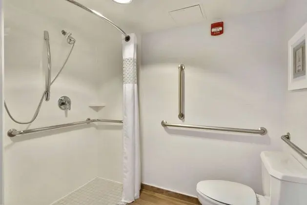Oda, 1 En Büyük (King) Boy Yatak, Engellilere Uygun (Mobility & Hearing, Roll-In Shower)
