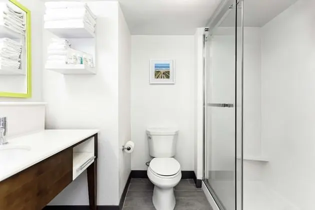 Oda, 1 En Büyük (King) Boy Yatak ve Çekyat, Engellilere Uygun (Hearing Impaired with Shower)
