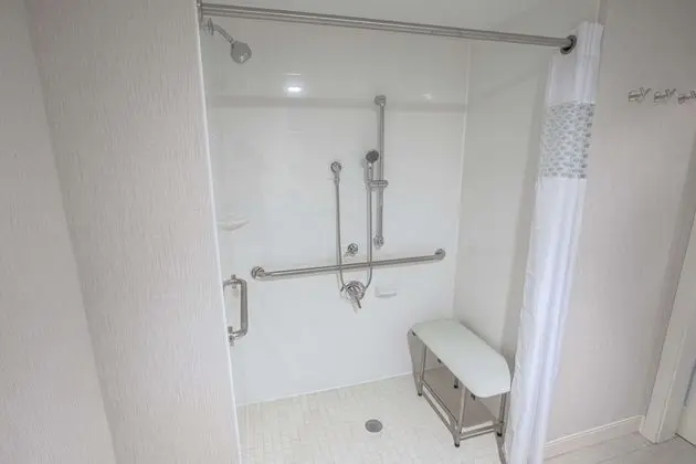 Oda, 1 En Büyük (King) Boy Yatak (Roll-in Shower)