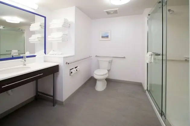 Oda, 2 Büyük (Queen) Boy Yatak, Engellilere Uygun (3x3 Shower, Mobility & Hearing)
