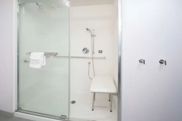 Oda, 2 Büyük (Queen) Boy Yatak, Engellilere Uygun (3x3 Shower, Mobility & Hearing)