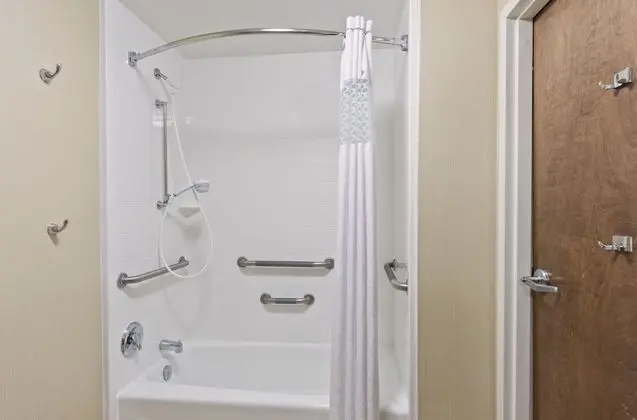 Oda, 1 En Büyük (King) Boy Yatak, Engellilere Uygun, Küvet