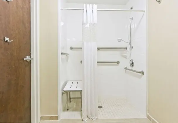 Oda, 1 En Büyük (King) Boy Yatak, Engellilere Uygun, Sigara İçilmez (Hearing, Roll-in Shower)