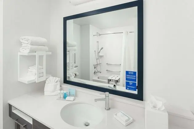 Oda, 1 En Büyük (King) Boy Yatak, Engellilere Uygun (Mobility & Hearing, Roll-In Shower)