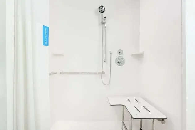 Oda, 1 En Büyük (King) Boy Yatak, Engellilere Uygun (Mobility & Hearing, Roll-In Shower)