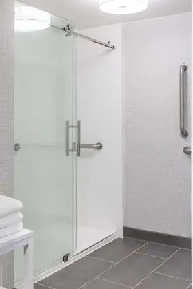 Süit, 1 En Büyük (King) Boy Yatak, Engellilere Uygun (Step-In Shower)