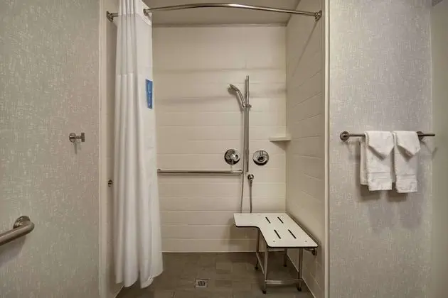 Oda, 1 En Büyük (King) Boy Yatak, Engellilere Uygun (Mobility, Roll-in Shower)