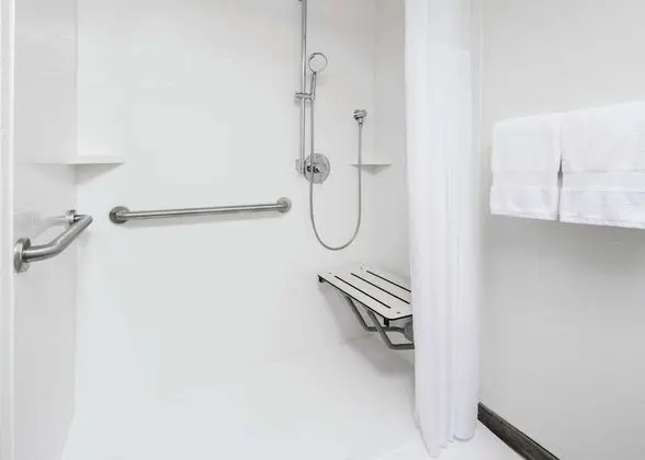 Oda, 1 Büyük (Queen) Boy Yatak (Roll-In Shower, Mobility & Hearing)