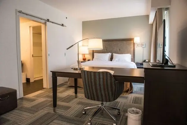 Oda, 1 En Büyük (King) Boy Yatak, Engellilere Uygun (Mobility & Hearing, Roll-in Shower)