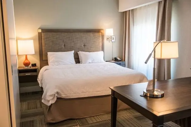 Oda, 1 En Büyük (King) Boy Yatak, Engellilere Uygun (Mobility & Hearing, Roll-in Shower)