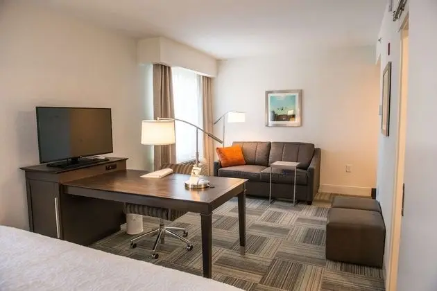 Oda, 1 En Büyük (King) Boy Yatak, Engellilere Uygun (Mobility & Hearing, Roll-in Shower)