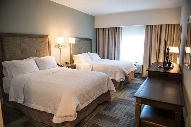 Oda, 2 Büyük (Queen) Boy Yatak, Engellilere Uygun (Mobility & Hearing, Roll-in Shower)