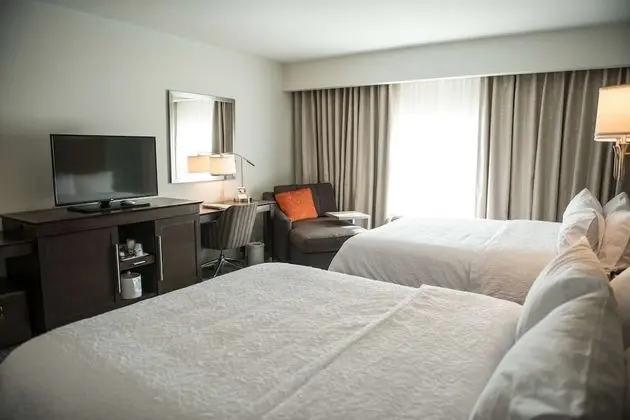 Oda, 2 Büyük (Queen) Boy Yatak, Engellilere Uygun (Mobility & Hearing, Roll-in Shower)