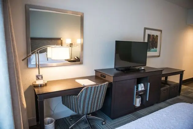 Oda, 2 Büyük (Queen) Boy Yatak, Engellilere Uygun (Mobility & Hearing, Roll-in Shower)