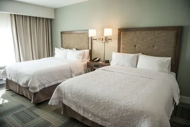 Oda, 2 Büyük (Queen) Boy Yatak, Engellilere Uygun (Mobility & Hearing, Roll-in Shower)