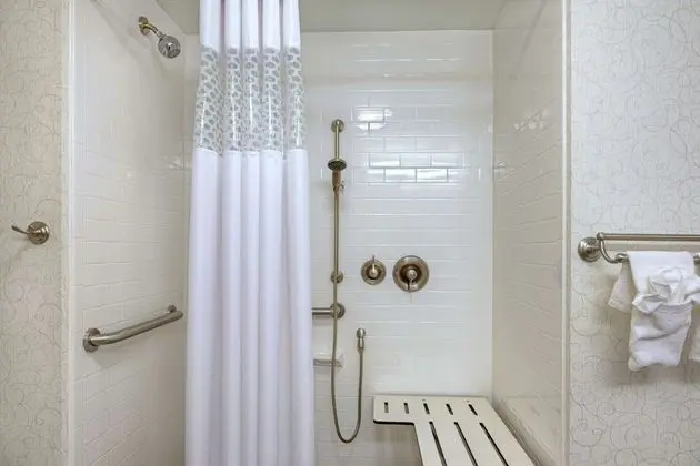 Oda, 2 Büyük (Queen) Boy Yatak, Engellilere Uygun, Okyanus Manzaralı (Roll In Shower)