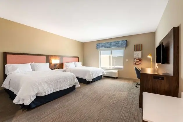 Oda, 2 Büyük (Queen) Boy Yatak, Engellilere Uygun, Küvet (Mobility & Hearing)