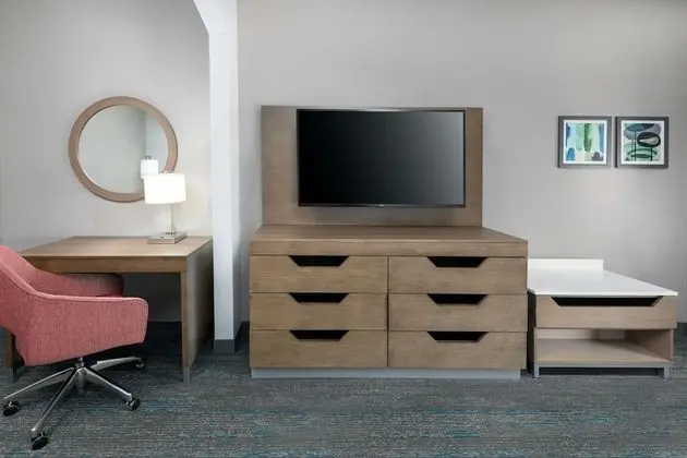 Oda, 1 En Büyük (King) Boy Yatak, Engellilere Uygun, Sigara İçilmez (With Tub and Sofa Bed)