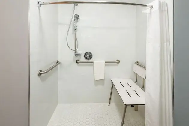 Oda, 1 En Büyük (King) Boy Yatak, Engellilere Uygun (Mobility & Hearing, Roll-In Shower)