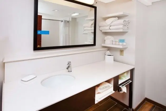 Oda, 1 En Büyük (King) Boy Yatak, Engellilere Uygun, Küvet (Hearing Impaired, Non Smoking)