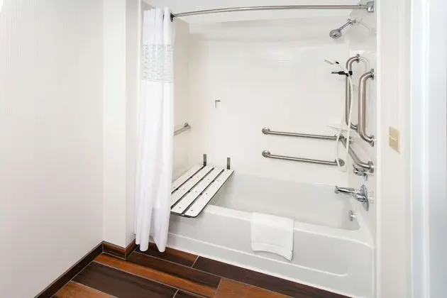 Oda, 1 En Büyük (King) Boy Yatak, Engellilere Uygun, Küvet (Hearing Impaired, Non Smoking)