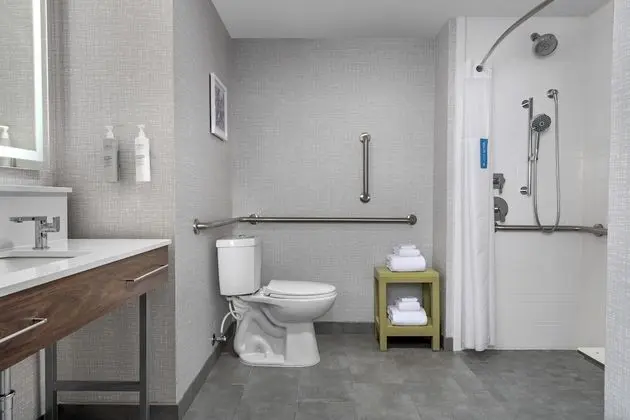 Oda, 2 Büyük (Queen) Boy Yatak, Engellilere Uygun (Mobility/Hearing, Roll-in Shower)
