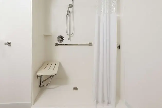 Oda, 2 Büyük (Queen) Boy Yatak, Engellilere Uygun (Roll-In Shower)