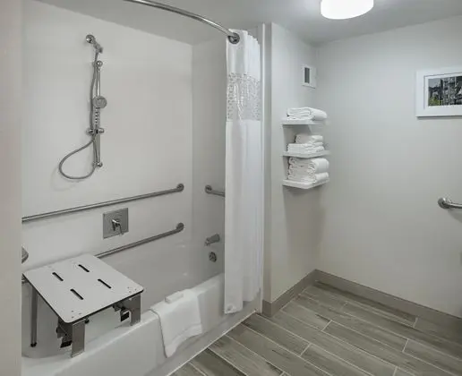 Oda, 2 Çift Kişilik Yatak, Engellilere Uygun, Küvet (Mobility & Hearing)