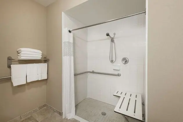 Oda, 2 Büyük (Queen) Boy Yatak, Engellilere Uygun, Sigara İçilmez (Roll-in Shower)