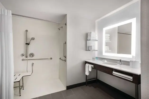 Oda, 1 En Büyük (King) Boy Yatak, Engellilere Uygun (Mobility & Hearing, Roll-in Shower)