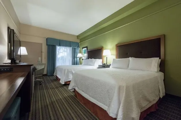 Oda, 2 Büyük (Queen) Boy Yatak