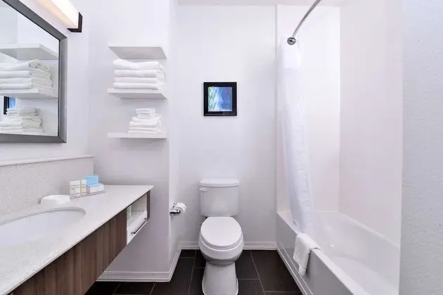 Oda, 1 En Büyük (King) Boy Yatak ve Çekyat, Buzdolabı ve Mikrodalga