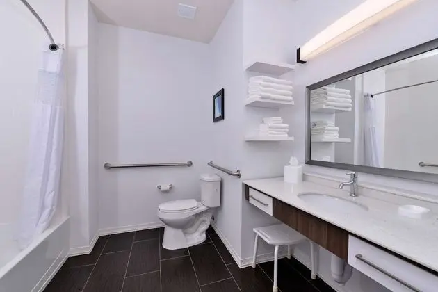 Oda, 2 Büyük (Queen) Boy Yatak, Engellilere Uygun, Küvet