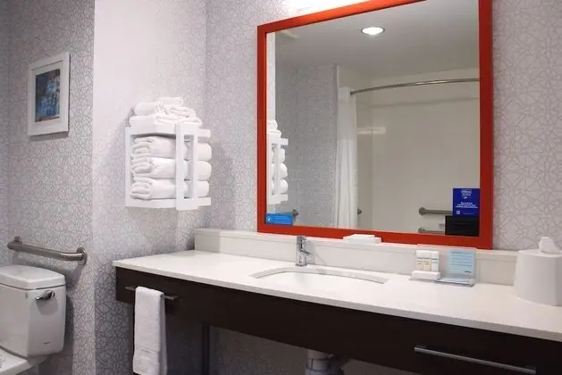 Oda, 1 En Büyük (King) Boy Yatak, Engellilere Uygun (Mobility, Roll-In Shower)