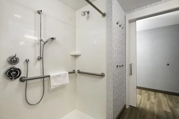 Oda, 1 En Büyük (King) Boy Yatak, Engellilere Uygun (Mobility, Roll-In Shower)