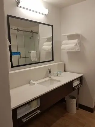 Oda, 1 En Büyük (King) Boy Yatak, Engellilere Uygun (Roll-in Shower)