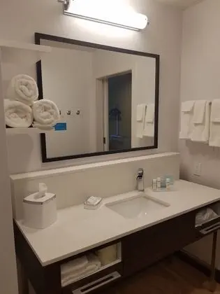 Oda, 2 Büyük (Queen) Boy Yatak, Buzdolabı ve Mikrodalga, Havuz Manzaralı