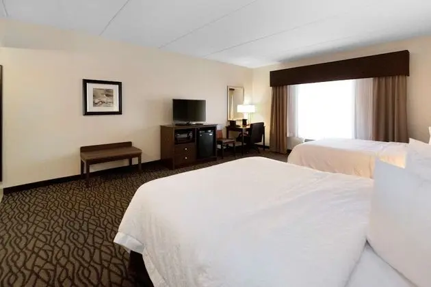 Oda, 2 Büyük (Queen) Boy Yatak, Buzdolabı ve Mikrodalga