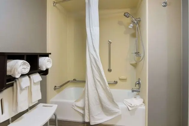 Oda, 1 Büyük (Queen) Boy Yatak, Engellilere Uygun, Sigara İçilmez (Roll-in Shower)