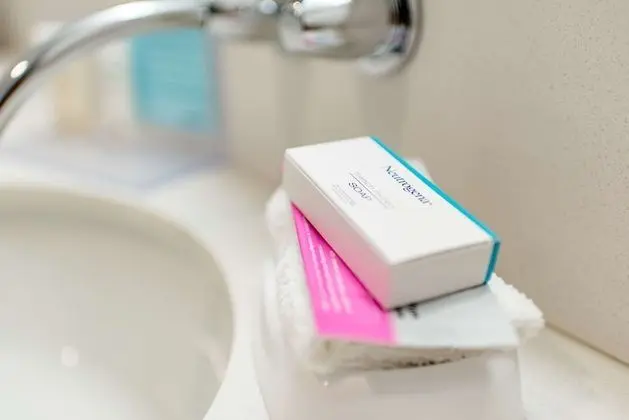 Oda, 1 Büyük (Queen) Boy Yatak, Engellilere Uygun, Küvet (Mobility & Hearing)