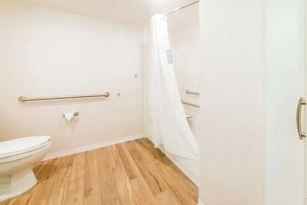 Oda, 1 Büyük (Queen) Boy Yatak, Engellilere Uygun, Küvet (Mobility & Hearing)