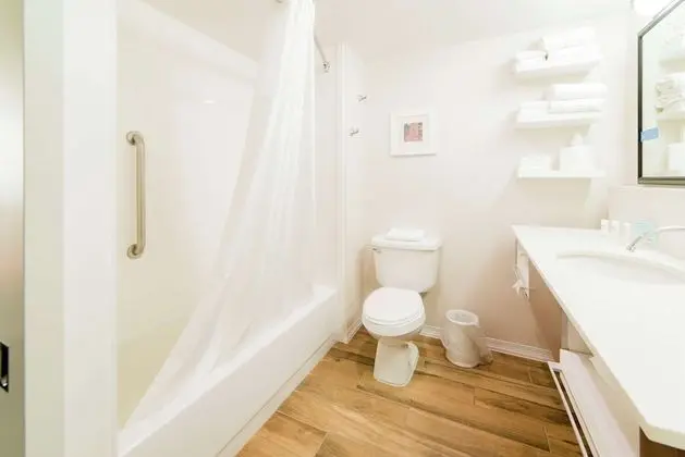 Oda, 1 En Büyük (King) Boy Yatak ve Çekyat, Engellilere Uygun, Göl Manzaralı (Hearing)