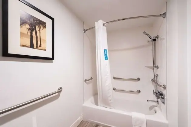 Oda, 1 En Büyük (King) Boy Yatak, Engellilere Uygun, Marina Manzaralı (Bathtub)