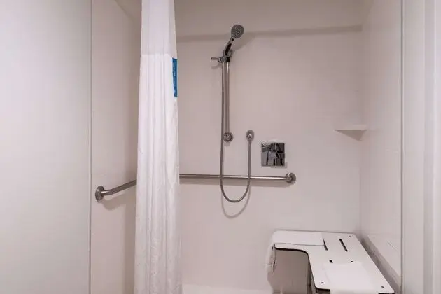 Oda, 1 En Büyük (King) Boy Yatak, Engellilere Uygun, Sigara İçilmez (Roll-in Shower)