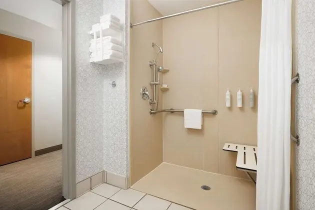 Oda, 1 En Büyük (King) Boy Yatak, Engellilere Uygun (Roll In Shower)