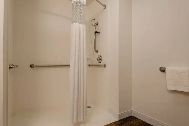Oda, 2 Büyük (Queen) Boy Yatak, Engellilere Uygun (Shower)