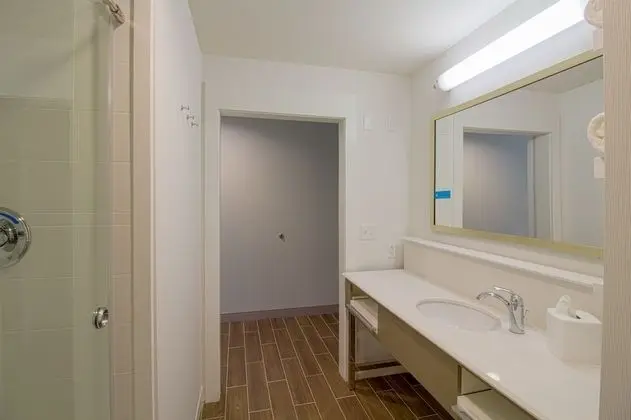 Oda, 1 En Büyük (King) Boy Yatak, Engellilere Uygun (mob/hearing acc w/ roll-in shower)